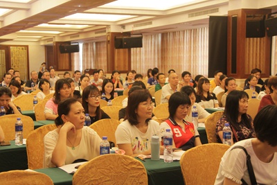 图为与会人员认真听课