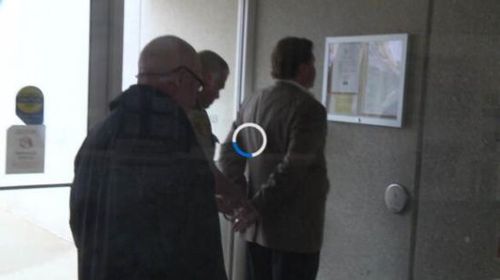 警察正在为蒂普顿戴上手铐