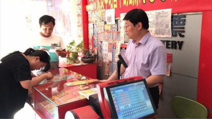 厦门三小伙通力合作 摘下