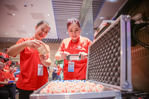 广场舞队成员参与观摩双色球开奖