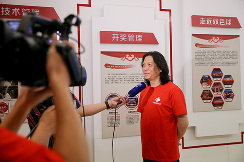 公益音乐人李亮节接受电视台采访