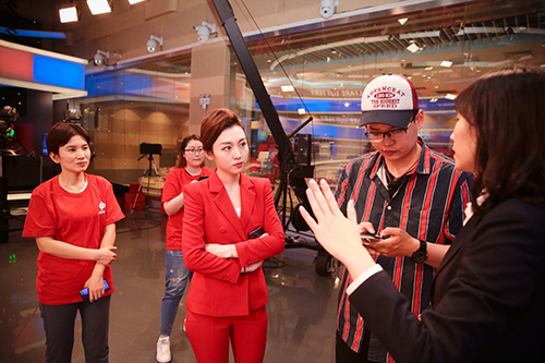 主播现场采访工作人员