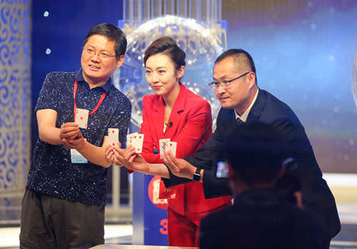 主播参与当晚开奖摇奖球的选择