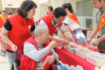 无锡福彩开展“情浓端午 福惠夕阳”公益活动