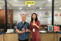 刮中红宝石25万 重庆“60后”购彩者露脸领奖