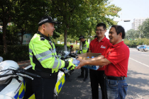 警民一家亲 临沂“体彩送清凉”服务一线交警