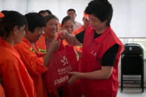 温州体彩中心为城市美容师送清凉