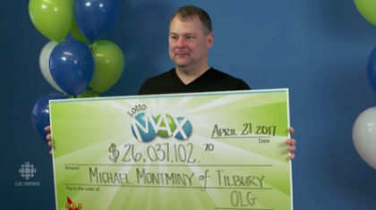 修理工中1.3亿难掩激动 举奖牌狂摆姿势