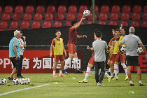 国足预计首发：最强阵容出战 看艾武能进多少球