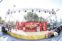 场面超嗨！小黄人携带精美礼品现场发奖品