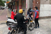 硬核防控守好安全大门 温情服务扛起公益责任