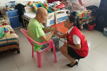 信阳福彩志愿者参加市民政局重阳节爱心活动