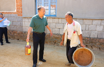 牢记公益使命 威海福彩开展走访弱势群体活动