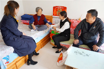 福彩精准扶贫为20户困难家庭发放公益金